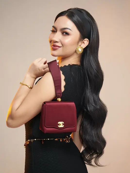 Cantiknya Ariel Tatum dengan outfit hitam, rambut panjangnya yang diikal digerai dan diberi bando hitam, makeup flawless dan tambahan pulasan lipstik merah. [Foto: Instagram/arieltatum]