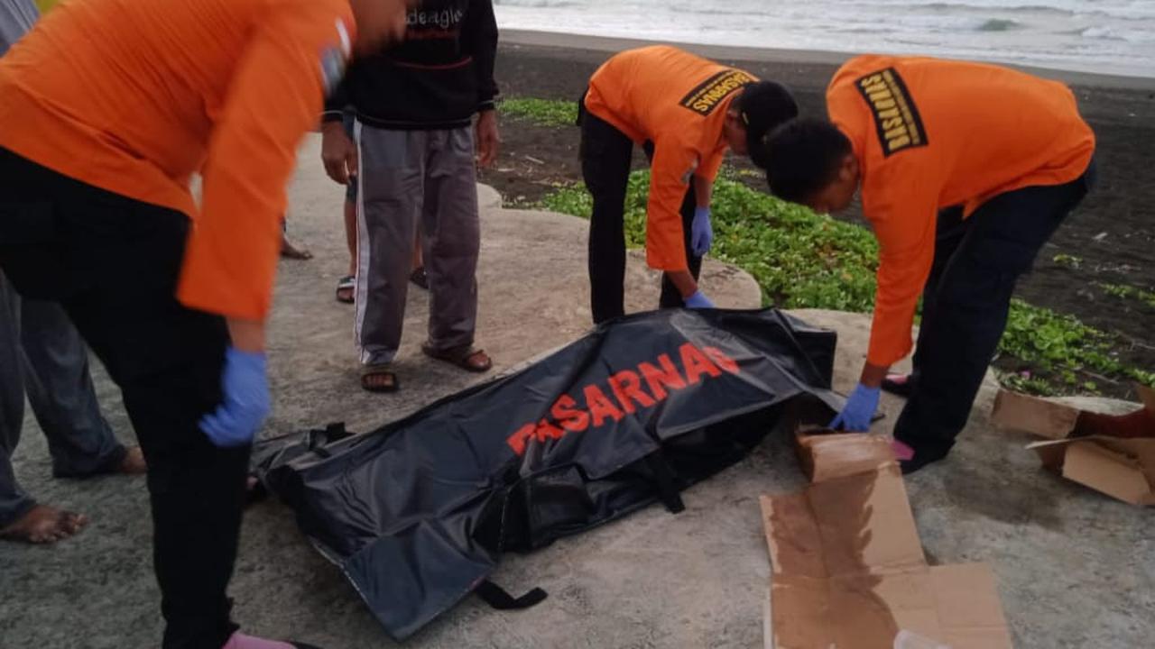 Dua korban ditemukan meninggal dunia usai tragedi perahu dihantam ombak di Pantai Bunton, Cilacap, Jawa Tengah. (Foto: Liputan6.com/Basarnas/Muhamad Ridlo)