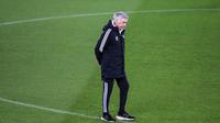 Pelatih Real Madrid, Carlo Ancelotti bereaksi saat ia menghadiri sesi latihan tim di Stadion Anfield di Liverpool, barat laut Inggris pada 20 Februari 2023. Kali terakhir Real Madrid berkunjung ke Anfield adalah pada perempat final edisi 2020-2021. (AFP/Lindsey Parnaby)