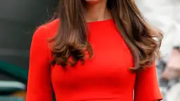 Duchess of Cambridge Kate Middleton mengenakan gaun merah cerah saat datang menyaksikan ajang Wimbledon Tennis Championships, London, Rabu (8/7/2015). (REUTERS/Suzanne Plunkett)