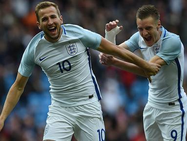 Duet striker, Harry Kane dan Jamie Vardy menjadi penentu kemenangan Inggris atas Turki pada laga persahabatan di Stadion Ettihad, Manchester, Minggu (22/5/2016). Inggris berhasil menang 2-1 atas Turki berkat gol kedua pemain. (AFP/Paul Ellis)
