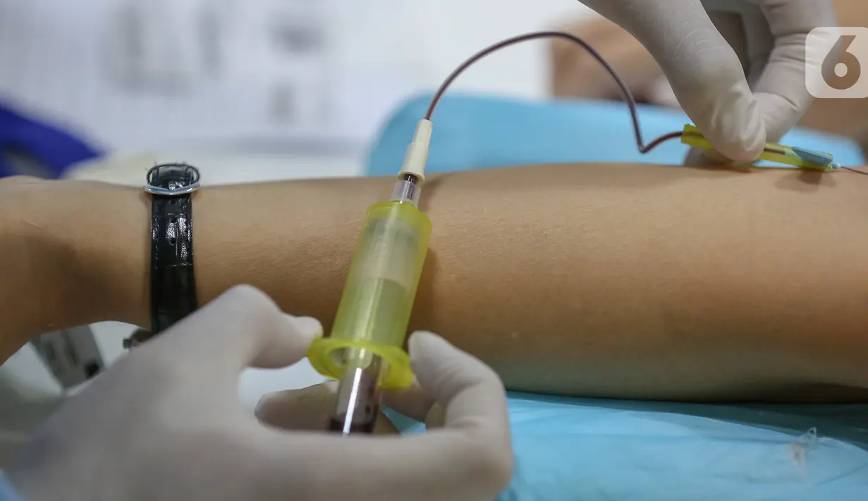 Petugas medis menjalani Tes serologi COVID-19 di RS Siloam Kebon Jeruk, Jakarta, Selasa (11/8/2020). Tes serologi antibodi SARS-CoV-2 berbasis lab untuk tenaga medis guna memastikan bahwa rumah sakit tersebut aman bagi pasien saat berobat. (Liputan6.com/Fery Pradolo)