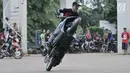 Seorang freestyler motor menunjukkan keahliannya saat meramaikan waktu menjelang berbuka puasa atau ngabuburit di Banjir Kanal Timur (BKT), Jakarta, Minggu (12/5/2019). Acara ini digelar oleh komunitas freestyle motor gabungan Jakarta-Bekasi. (merdeka.com/Iqbal Nugroho)