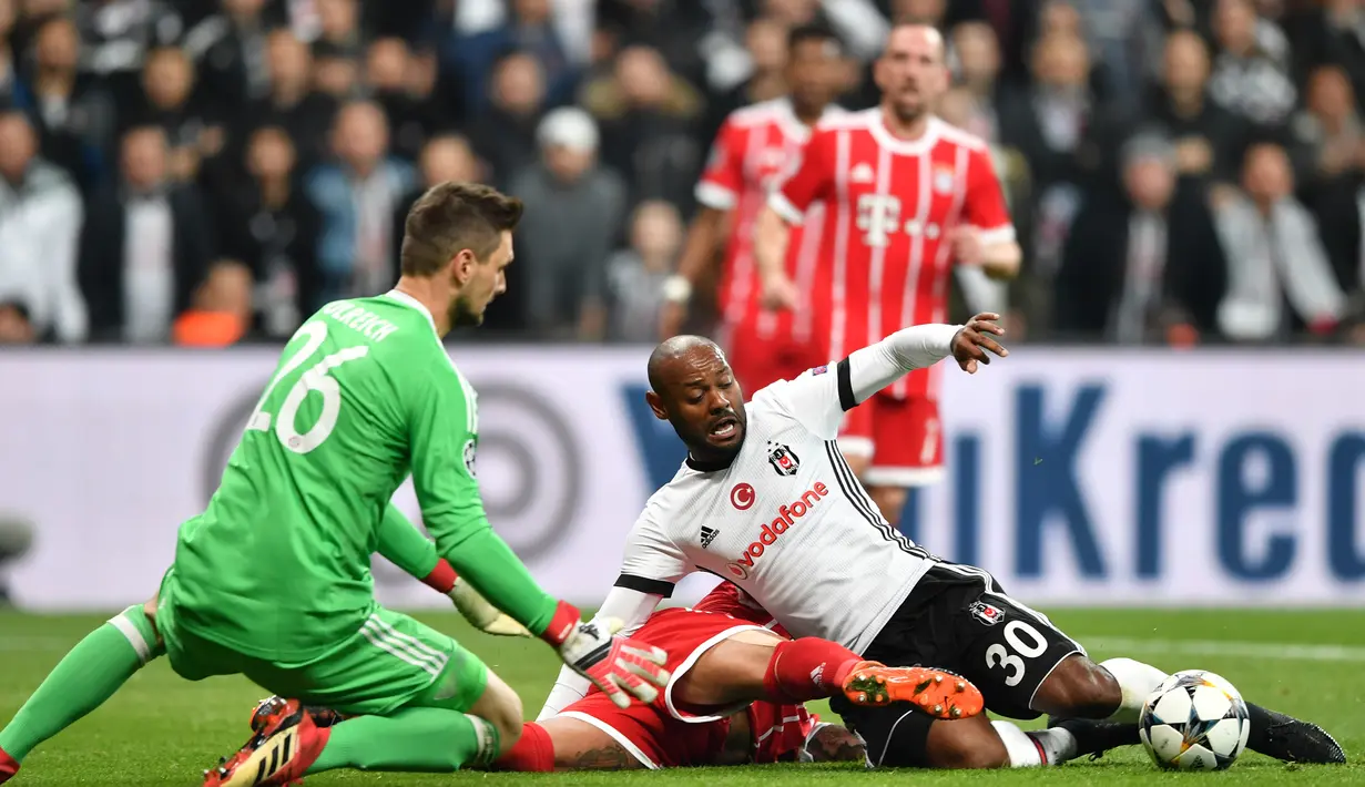 Penyerang Besiktas Vágner Love berusaha membobol gawang Bayern Munchen saat pertandingan Liga Champions leg kedua di stadion Vodafone Arena di Istanbul (14/3). Munchen berhasil mengalahkan Besiktas dengan skor 3-1. (AFP/Bulent Kilic)