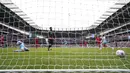 Pemain Manchester City Kevin De Bruyne (tengah) melakukan selebrasi usai mencetak gol ke gawang Liverpool pada pertandingan sepak bola Liga Inggris di Etihad Stadium, Manchester, Inggris, 10 April 2022. Laga berakhir imbang 2-2. (AP Photo/Jon Super)