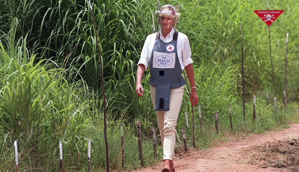 Mendiang Putri Diana berjalan di tengah-tengah ladang ranjau Huambo, Angola, 15 Januari 1997. Putri Diana rela berjalan di antara ranjau darat aktif untuk membantu kampanye Palang Merah yang melarang penggunaan ranjau darat di seluruh dunia. (John Stillwell/PA via AP, File)