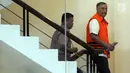 Tersangka kasus dugaan korupsi proyek pengadaan KTP elektronik, Markus Nari (kanan) berjalan menuju ruang pemeriksaan setibanya di Gedung KPK, Jakarta, Kamis (25/7/2019). Markus Nari diperiksa sebagai tersangka terkait kasus dugaan korupsi proyek pengadaan KTP elektronik. (merdeka.com/Dwi Narwoko)