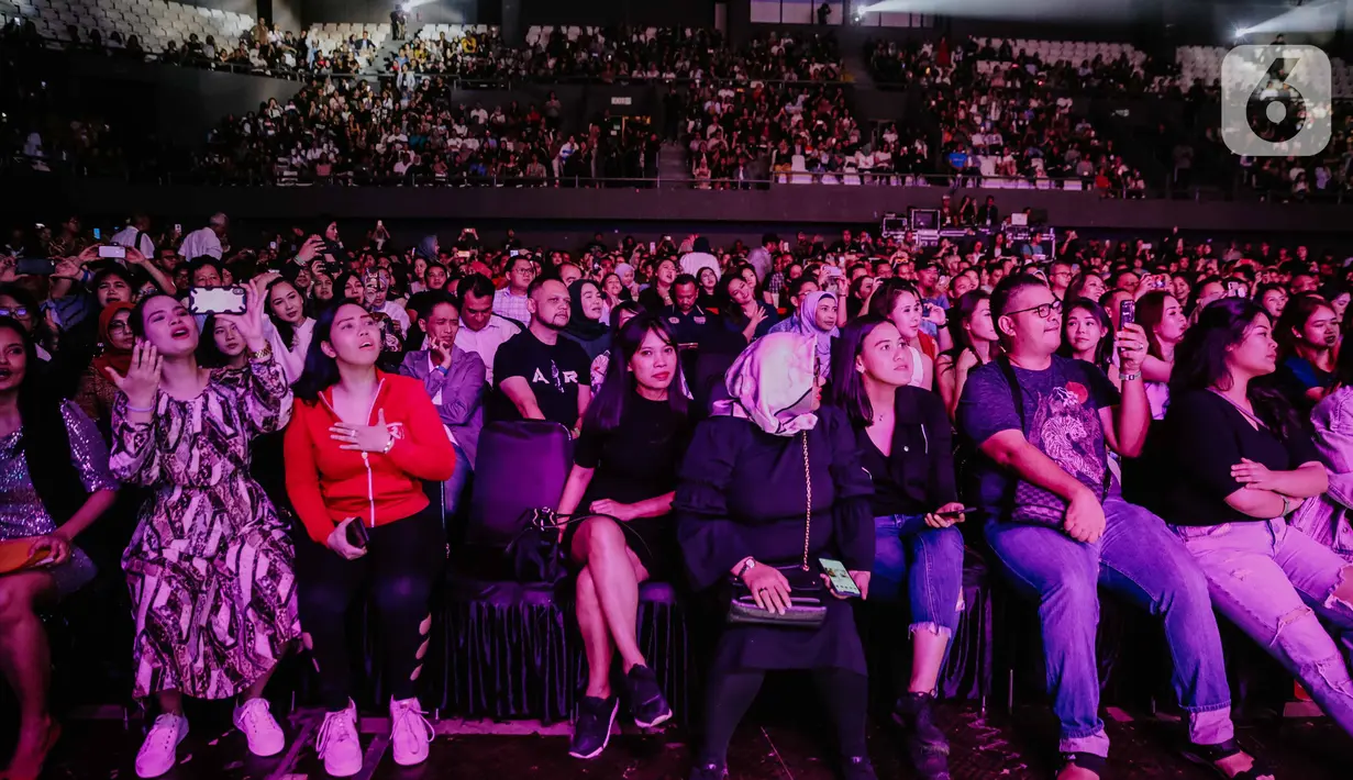 Penonton saat menyaksikan konser Boyz II Men Tennis Indoor Senayan, Jakarta, Rabu (4/12/2019). Boyz II Men membawakan sebanyak 20 lagu seperti End of the Road, One Sweet Day, dan I'll make love to you. (Liputan6.com/Faizal Fanani)