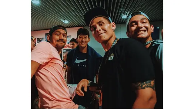 Dapat Tanda Tangan CR7, Begini 7 Momen Seru Adipati Dolken Saat Nonton ICCSG di Singapura