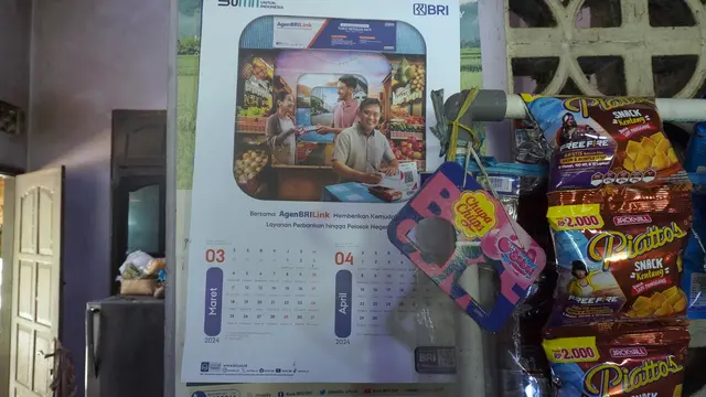 Supri Suharsana di toko kelontongnya yang menerima transaksi BRI