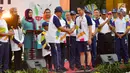 Gubernur DKI Jakarta, Anies Baswedan bersalaman dengan legenda bulutangkis Ricky Subagja usai Api Obor Asian Games 2018 tiba di Balai Kota, Jakarta, Rabu (15/8). (Liputan6.com/Fery Pradolo)