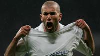 Zinedine Zidane (77,5 juta euro)- Zidane memulai ikatannya dengan Real Madrid sebagai pemain pada bulan Juli 2001. Pemain terbaik dunia ini dibeli Real Madrir dari Juventus seharga 77,5 juta euro. (AFP/Philippe Desmazes)