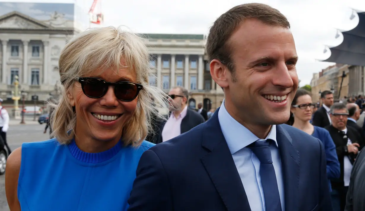 Trogneux yang usianya terpaut 24 tahun dari Macron awalnya merupakan seorang guru sastra yang mengarahkan debut panggung drama pertamanya pada usia 15 tahun. (AP Images)