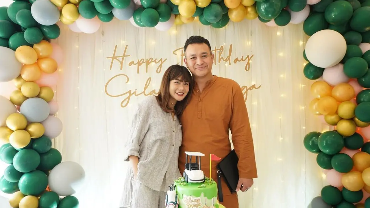 Momen Perayaan Ultah Gilang Dirga yang ke-32, Dapat Kejutan dari Istri