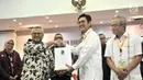 Sekjen PKS Mustafa Kamal (kedua kanan) menyerahkan berkas bakal caleg ke Ketua KPU Arif Budiman di Gedung KPU, Jakarta, Selasa (17/7). PKS daftarkan 538 bakal caleg. (Merdeka.com/Iqbal S Nugroho)