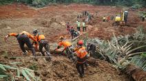 Tim penyelamat mencari korban selamat setelah longsor menimbun beberapa rumah di Desa Cibeunying, Kabupaten Cilacap, Jawa Tengah, pada Jumat 14 November 2025. Bencana tanah longsor melanda Kecamatan Majenang, Kabupaten Cilacap, Jawa Tengah, pada Kamis (13/11/2025) malam. (Bakhtiar RAHMAN/AFP)
