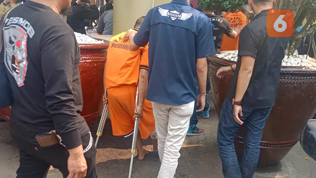 Tersangka Kejahatan Ditembak Kakinya. (Rabu, 16/07/2024). (Yandhi Deslatama/Liputan6.com).