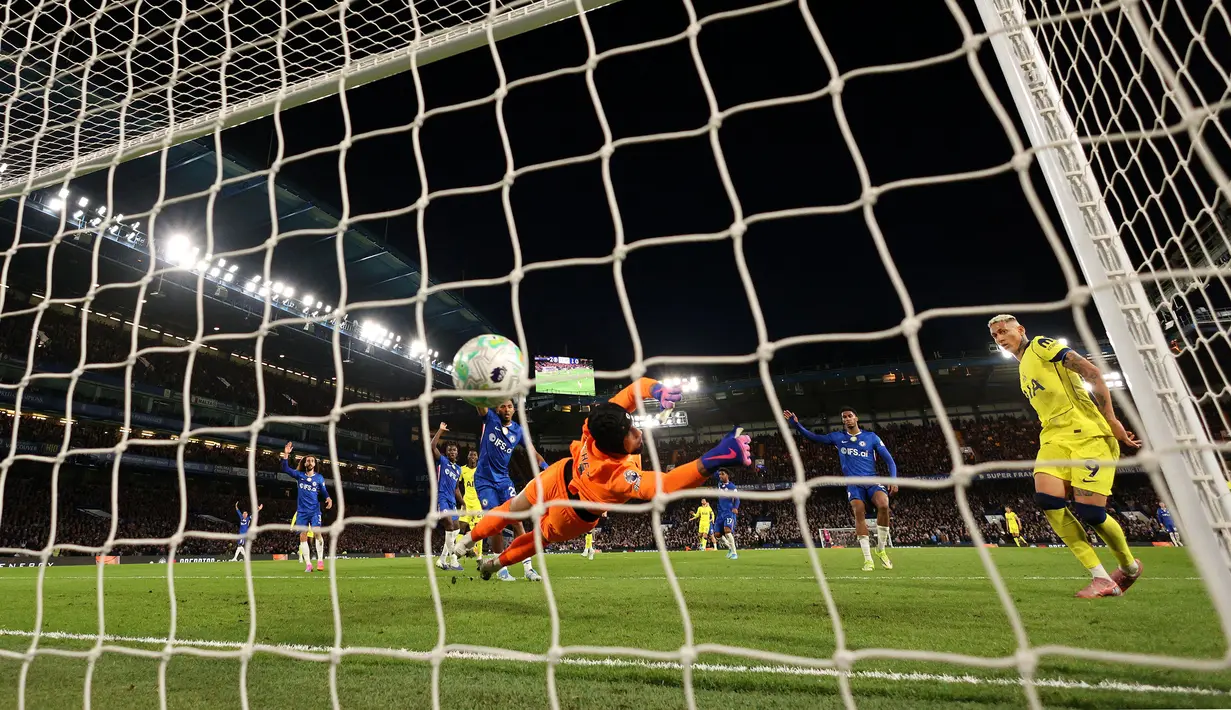 Gol Richarlison pada menit ke-73 sempat memberikan harapan untuk Tottenham Hotspur. Sayangnya, skor 2-1 untuk kemenangan Chelsea tak berubah hingga wasit meniup peluit tanda akhir pertandingan. (AFP/Adrian Dennis)