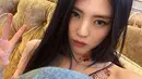 Han So Hee baru-baru ini berada di Paris untuk menjalani berbagai pekerjaan. Netizen memperhatikan bahwa Han So Hee memiliki tato baru dengan desain bunga dan kupu-kupu. (Foto: Instagram/ xeesoxee)