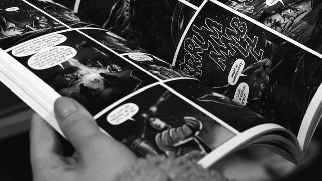 Ilustrasi membaca komik