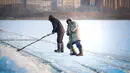 Sejumlah pekerja mengumpulkan es dari Sungai Songhua di Harbin, ibu kota Provinsi Heilongjiang, China timur laut (7/12/2020). Bongkahan es yang dikumpulkan dari Sungai Songhua yang membeku itu akan digunakan sebagai dekorasi kota tersebut. (Xinhua/Wang Song)