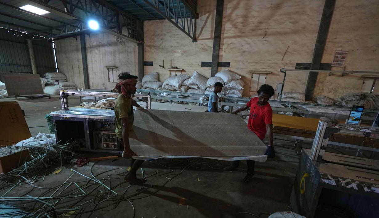 Penutupan Selat Hormuz akibat konflik antara Amerika Serikat, Israel, dan Iran mengganggu pasokan gas alam cair (LPG) dan propana yang merupakan bahan bakar vital tungku pembakaran keramik. Tampak dalam foto, para pekerja migran membawa ubin keramik di sebuah pabrik di Morbi, negara bagian Gujarat, India, Rabu 8 April 2026. (AP Photo/Ajit Solanki)