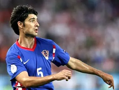 Croatian defender Vedran Corluka eyes a ball during the Euro 2008 Championships quarter-final football match Croatia vs. Turkey on June 20, 2008 at Ernst Happel Stadium in Vienna. AFP PHOTO / DDP - RONNY HARTMANN