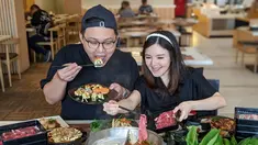 Ken dan Grat telah menjadi food vlogger sejak keduanya masih menjadi sepasang kekasih yakni pada September 2015 silam. Hal ini dimulai dari kegemaran mereka menyantap aneka makanan. Kini kanal YouTube mereka telah dikenal oleh masyarakat, khususnya pencinta kuliner. Setiap minggunya, mereka membagikan video review makanan. (Liputan6.com/IG/kenandgrat)