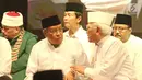 Ketua Umum PBNU Said Aqil Siroj berbincang dengan Mustofa Bisri saat menghadiri peringatan Sewindu Haul Gus Dur di Jakarta, Jumat (22/12). Peringatan tersebut mengangkat tema Semua Demi Bangsa dan Negara. (Liputan6.com/Herman Zakharia)