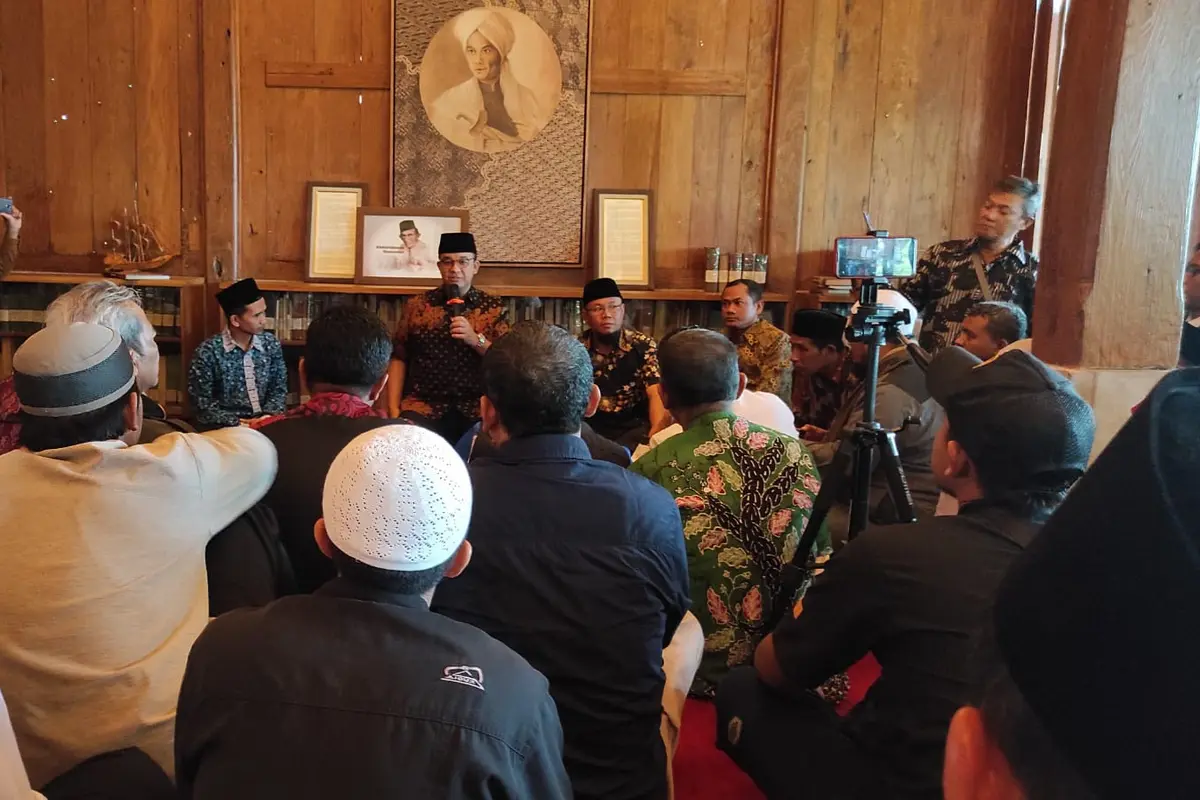 Ratusan Warga dari Berbagai Daerah di Pulau Jawa Datangi Rumah Anies Baswedan.