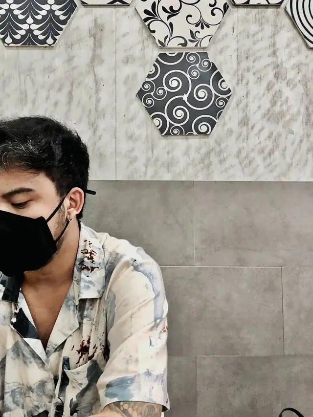 6 Potret Resa Vokalis Kuburan Band Tanpa Makeup, Bikin Pangling