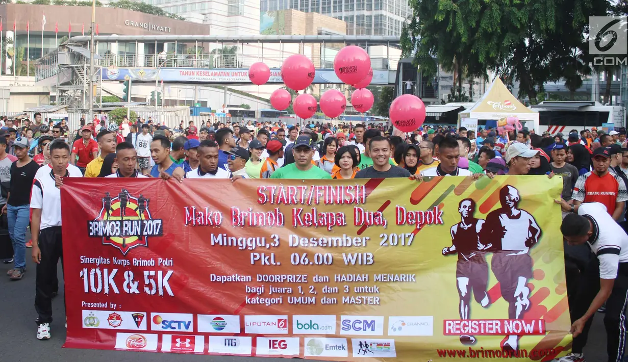 Para peserta Korps Brigade Mobil run saat melakukan sosialisasi Brimob run 2017 di Bundaran HI, Jakarta, Minggu (5/11). Brimob Run 2017 mengambil rute dari Mako Brimob di Kelapa Dua hingga Universitas Indonesia. (Liputan6.com/Angga Yuniar)