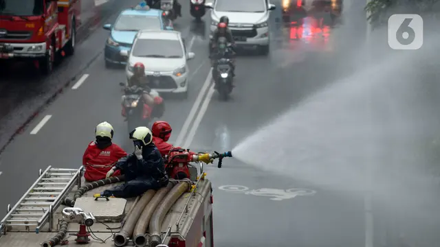 Mobil Damkar Dikerahkan Semprot Disinfektan di Jalan Protokol Jakarta
