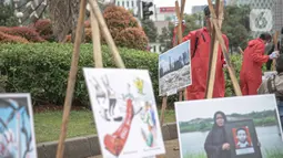 Aktivis melakukan happening art di kawasan Patung Kuda, Jakarta, Selasa (15/12/10). Aksi ini merefleksikan potret Indonesia di tahun 2020 #bersikanIndonesia, di tahun kelam bagi demokrasi yang dipertontonkan di ruang publik seperti korupsi, dikeberinya fungsi KPK. (Liputan6.com/Faizal Fanani)