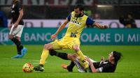 Gelandang AC Milan, Riccardo Montolivo (kanan) berusaha merebut bola yang di bawa gelandang Chievo, Giampiero Pinzi pada laga serie A di stadion San Siro, Italia (28/10/2015). AC Milan menang atas Chievo dengan skor 1-0. (AFP PHOTO/OLIVIER MORIN)