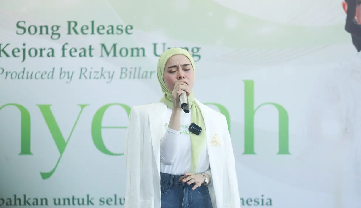 Ia melantunkan tembang barunya ini dengan penuh penghayatan. Sebagai ibu muda, Lesti berharap bisa jadi penyemangat untuk para ibu di luar sana. [Bayu Herdianto/KapanLagi.com]