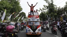 Peraih emas bulutangkis Olimpiade Rio 2016, Tontowi Ahmad dan Liliyana Natsir, melakukan kirab melewati jalan-jalan utama kota Kudus, Kamis (1/9/2016). (Bola.com/Arief Bagus)