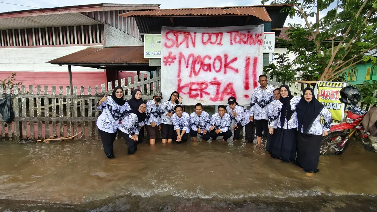 Ribuan guru di Kabupaten Kutai Barat menghentikan kegiatan mengajar sebagai bentuk protes terhadap kebijakan tunjangan penghasilan yang dinilai tidak adil. (Liputan6.com/Abdul Jalil)