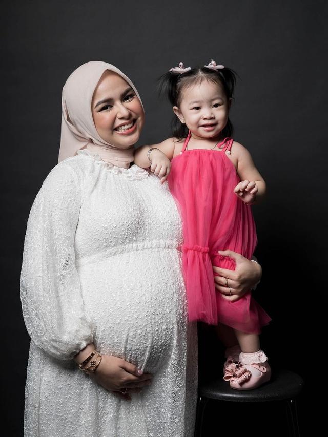 6 Potret Maternity Shoot Istri Megantara, Menawan dengan Baby Bump Besar