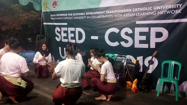 Perwakilan mahasiswa Thoksin University, Thailand, tengah menunjukan kepiawainnya membawakan kesenian tari asal negeri gajah putih tersebut