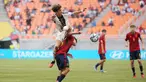 Pemain Timnas Jerman U-17, Noah Darvich, berebut bola dengan pemain Spanyol U-17, Quim Junyent pada laga perempat final Piala Dunia U-17 2023 di Jakarta International Stadium, Jumat (24/11/2023). Jerman menang dengan skor tipis 1-0. (Bola.com/M Iqbal Ichsan)