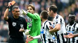 Wasit Andre Marriner memberikan kartu merah Mapou yanga-Mbiwa pada pertandingan Liga Premier Inggris antara Newcastle United vs Liverpool di St James 'Park, Inggris (19/10/2013). (AFP/Ian Macnicol)