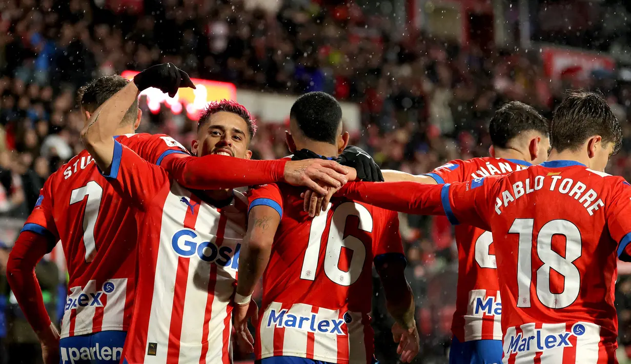 Pemain Girona merayakan gol yang dicetak oleh Savio Moreira pada laga lanjutan Liga Spanyol 2023/2024 melawan Rayo Vallecano di Montilivi Stadium, Girona, Spanyol, Selasa (27/02/2024). (AFP/Lluis Gene)