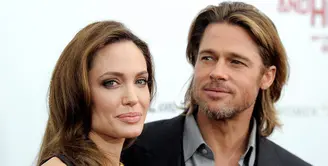 Setelah melewati proses cerai hampir setahun, kini muncul kabar bahwa Angelina Jolie dan Brad Pitt membuat keputusan baru untuk kembali bersama membina rumah tangganya.  (AFP/Jemal Countess)