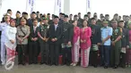 Gubernur DKI Jakarta, Basuki T Purnama berfoto bersama usai menghadiri peringatan HUT Kota Jakarta ke-488 di Monas, Jakarta, Senin (22/6/2015). Ahok mengucapkan kekagumannya atas mulai berjalannya pelayanan PTSP. (Liputan6.com/Herman Zakharia)