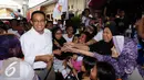 Calon Gubernur DKI Jakarta, Anies Baswedan (kiri) berusaha menembus kerumunan warga saat melakukan sosialisasi di Kota Bambu Utara, Jakarta, Rabu (21/12). Dihadapan pendukungnya, Anies memaparkan beberapa program. (Liputan6.com/Helmi Fithriansyah)