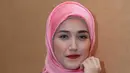 Seiring berjalannya waktu, Adel mulai terbiasa dengan cuaca dan mulai merasakan nyaman dengan penampilan sebagai wanita muslimah seperti yang diwajibkan menutup aurat. (Andy Masela/Bintang.com)