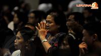 Umat Katolik tampak kusyuk memanjatkan doa pada sang Juru Selamat, Yesus Kristus (Liputan6.com/ Johan Tallo)