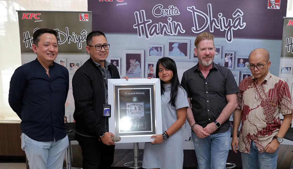 "Selain berbakat, Hanin Dhiya juga memiliki banyak fans. Apalagi, dia masih muda dan 1,4 juta subscribers di YouTube. Semoga album ini bisa menginspirasi musikus milenial," ujar Toto Widjojo dari Warner Music Indonesia. (Deki Prayoga/Bintang.com)