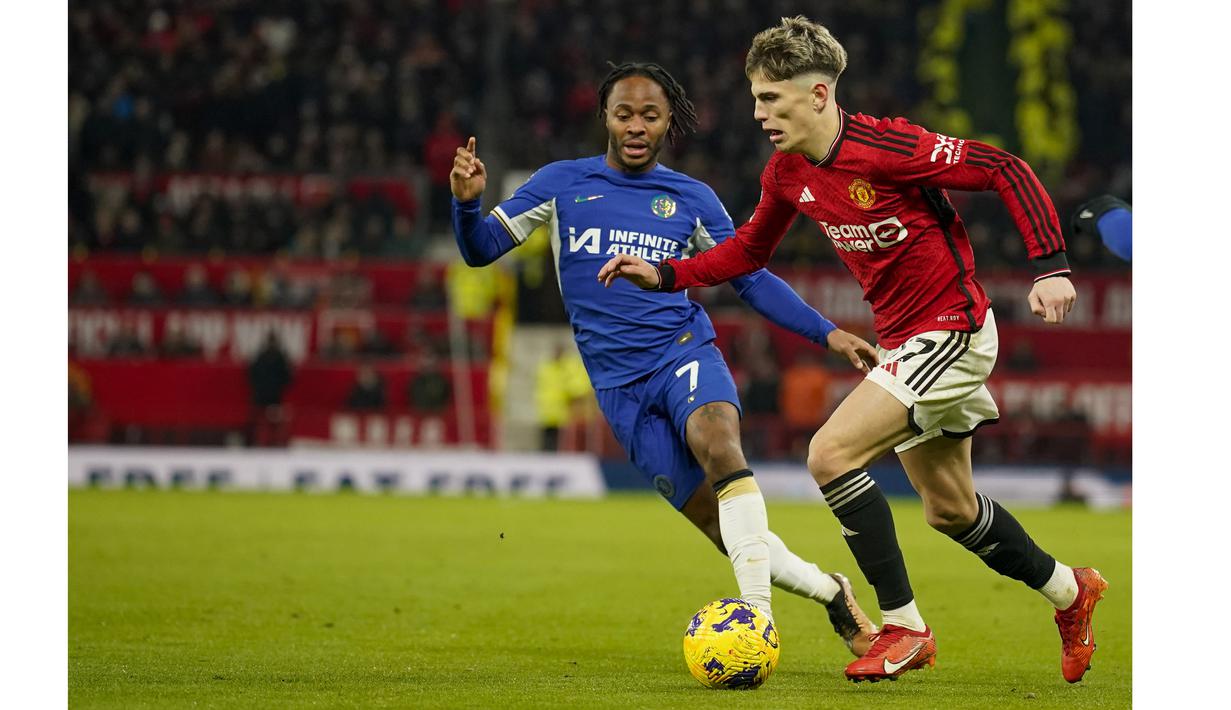 Pemain MU, Alejandro Garnacho (kanan), mengontrol bola dibayangi pemain Chelsea, Raheem Sterling dalam pertandingan pekan ke-15 Liga Inggris 2023/2024 yang berlangsung di Old Trafford, Kamis (7/12/2023) dini hari WIB. Garnacho juga beberapa kali punya kans bikin gol. Termasuk salah satu aksinya di awal babak kedua. (AP Photo/Dave Thompson)